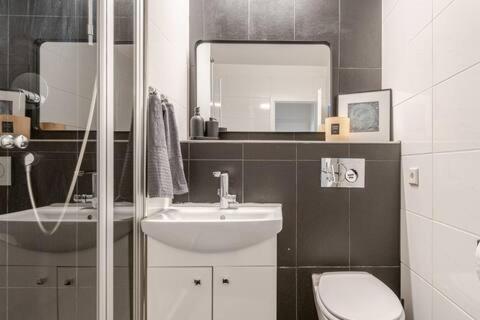Schoenes Apartment Mit Parkplatz & 24H Checkin ケルン エクステリア 写真