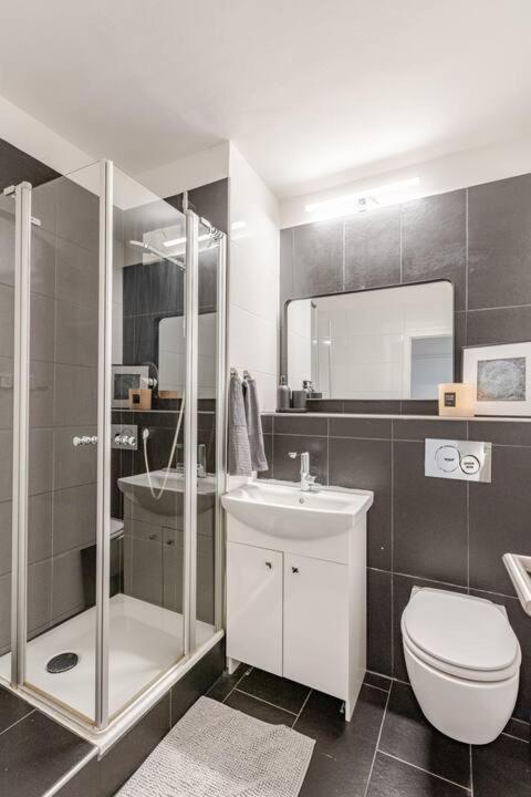 Schoenes Apartment Mit Parkplatz & 24H Checkin ケルン エクステリア 写真